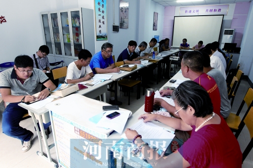 消費(fèi)者代表和旁聽(tīng)人員走進(jìn)社區(qū)，聽(tīng)取市民關(guān)于鄭州地鐵的意見(jiàn)和建議