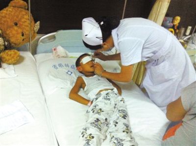 昨日傍晚，山西省眼科醫(yī)院醫(yī)生給斌斌點(diǎn)了兩次“眼藥水”。