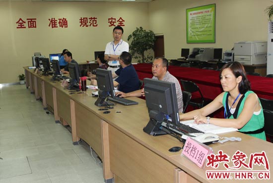 今年我省高招錄取工作正在平穩(wěn)正常開展，圖為投檔組工作人員。