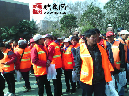 　　“韓胖子”千只茶香雞茶香鴨捐贈環(huán)衛(wèi)工人、農(nóng)民工學(xué)子和鄭州市社會福利院。