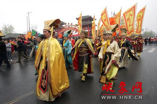 　　3月30日上午,開封市舉行2013中國(guó)(開封)清明文化節(jié)踏春巡游活動(dòng)。　 　　