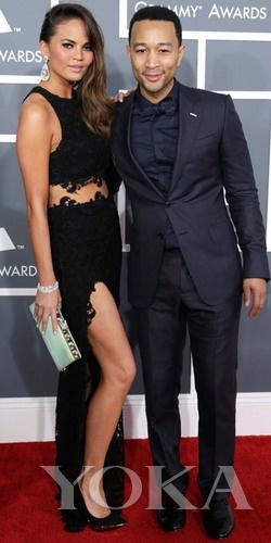 約翰·傳奇和女友Chrissy Teigen，Chrissy身穿Joy Cioci
