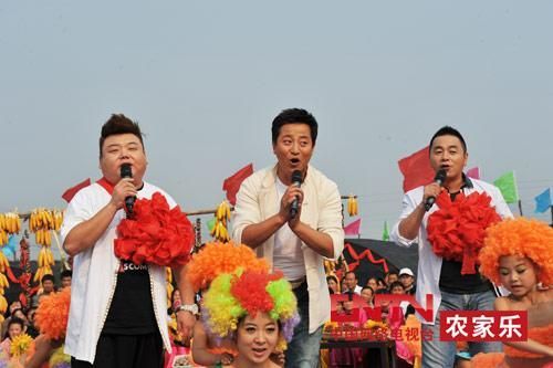 央視7套《鄉(xiāng)村大世界》節(jié)目主持人，左一為劉剛