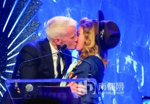 16日，麥當(dāng)娜在紐約舉行的第24屆同志媒體獎(jiǎng)?lì)C獎(jiǎng)禮上，頒獎(jiǎng)給美國(guó)CNN主播安德森-庫(kù)珀，獲對(duì)方獻(xiàn)吻