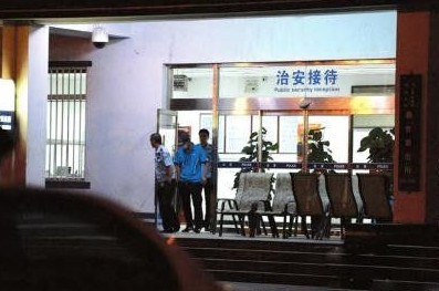 釋小龍走出派出所。