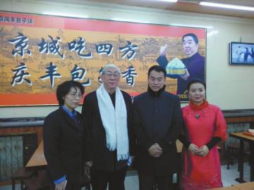 吳頌今（左二）、王樹才（左三）、談芳兵（右一）與店長合影。