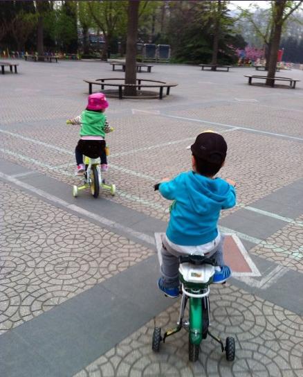 王寶強(qiáng)兒女公園玩樂(lè)
