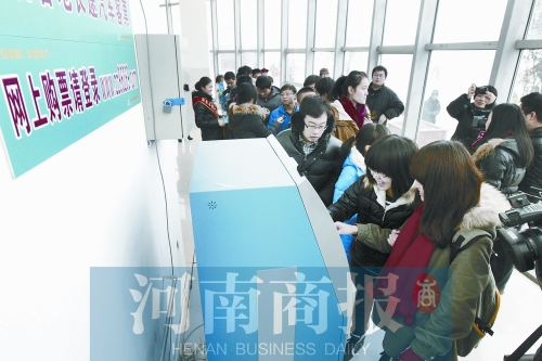 自動售票機安裝在高校內(nèi)，方便了學(xué)生購票返鄉(xiāng)