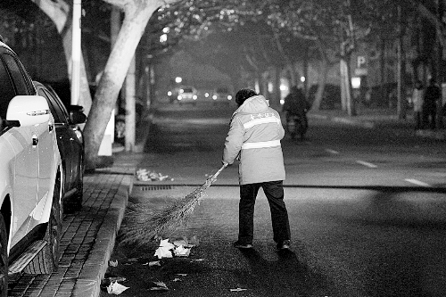 清晨六點，鄭州市經(jīng)七路，一名環(huán)衛(wèi)工開始了一天的工作。