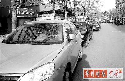 友愛(ài)路，路邊停了一排車(chē)，本來(lái)不寬的路就變得更窄了。