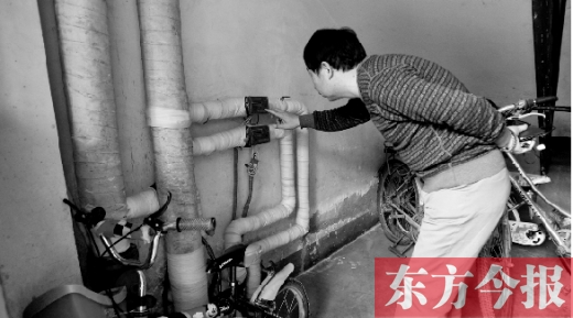 11月11日，一位市民在查看自己的熱計量表