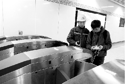 昨天上午，體育中心站，工作人員正在對(duì)進(jìn)出站閘機(jī)進(jìn)行調(diào)試。