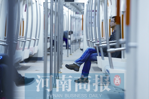 倆小時不出地鐵站，要按全程收費 王春勝/攝