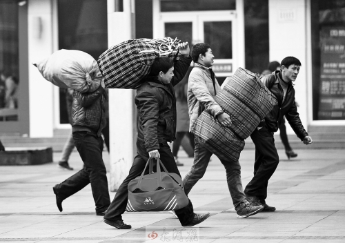 鄭州火車站廣場，行色匆匆的趕路人。