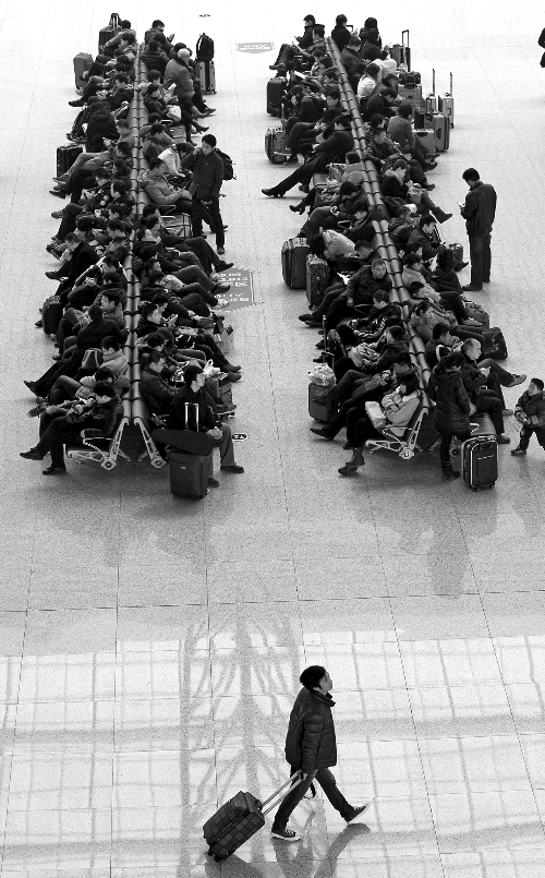 鄭州東站候車室，一些乘客在候車。