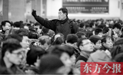 一場雨夾雪讓鄭州火車站的客流又增加了不少。昨天，售票大廳內(nèi)排隊(duì)購票的旅客摩肩接踵