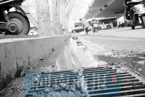 現(xiàn)場，污水流到了機動車道上