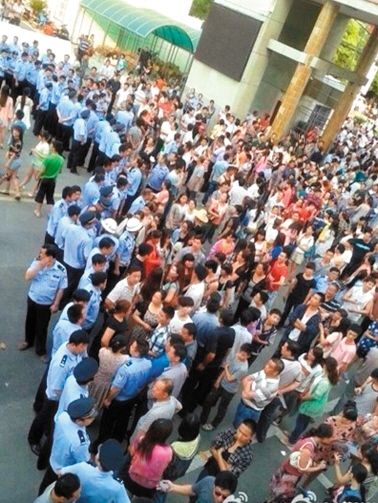 　考生家長圍堵在考點門口。 網(wǎng)絡(luò)截圖