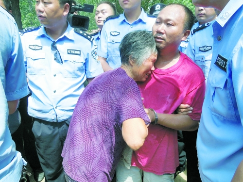 潛逃23年，歸案之時再見父母，最不能承受的究竟是誰？