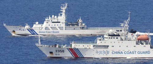 日本海上保安廳的4艘巡邏船則在數(shù)百米開外與之并列航行，展開一對一較量。