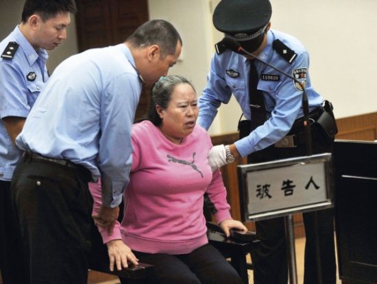 9月24日，在公訴人宣讀起訴書時，丁書苗因身體不停顫抖一度站立不穩(wěn)，被法警扶住