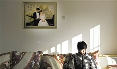 11月28日，青島膠南，丁海偉的婚房掛著與妻子的結(jié)婚照。如今妻子和未出世的孩子都已離世。新京報記者 周崗峰 攝