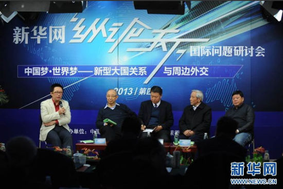 新華網(wǎng)第四屆“縱論天下”2013國(guó)際問(wèn)題研討會(huì)18日在京舉行。圖為社科院全球戰(zhàn)略院國(guó)際問(wèn)題專家葉海林在發(fā)言。新華網(wǎng) 陳競(jìng)超 攝
