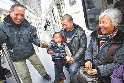 乘客中有80歲的老人，也有幾歲大的小孩，他們眼神共同傳遞著：新鮮和好奇。記者王錚攝