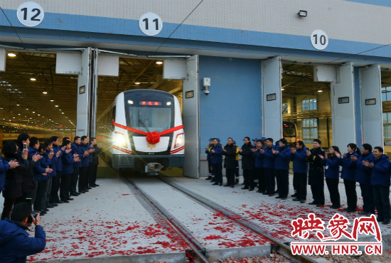 12月28日早上7點(diǎn)39分，編號(hào)為0111的列車駛出鄭東車輛段開往市體育中心站