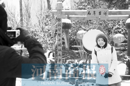 紫荊山公園里布置喜慶，引來(lái)不少游客合影留念。記者 楊東華/攝