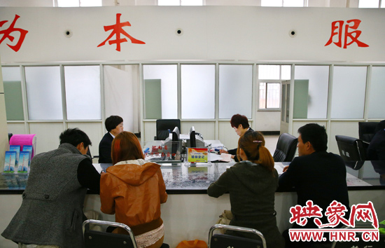 在陽光大廈一樓大廳內(nèi)，分布著人社局、民政局等與群眾利益相關(guān)的民生服務(wù)窗口。