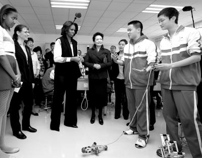 昨天上午，彭麗媛與米歇爾共同參觀北師大二附中，觀看學(xué)生們演示自己設(shè)計(jì)制作的幾何機(jī)器人。