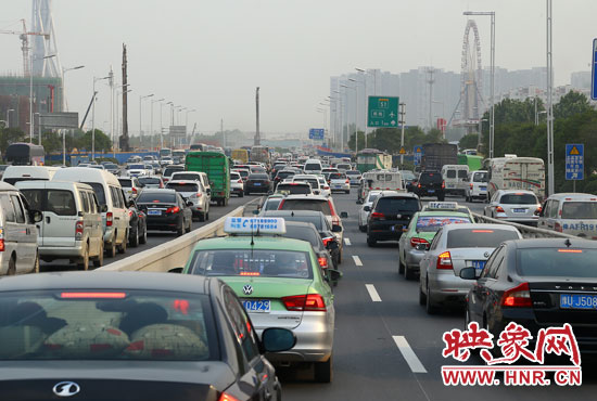 5月1日零時至3日24時，全省高速公路安全平穩(wěn)運(yùn)行，累計車流量440.53萬輛。
