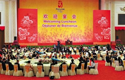 2008年8月8日，胡錦濤夫婦在北京人民大會堂宴會廳為出席北京奧運會的貴賓舉行歡迎宴會。