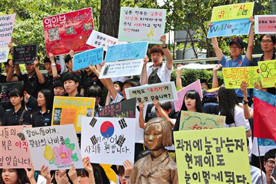 6月4日,韓國首爾,韓國慰安婦和民眾在日本駐韓大使館門前集會(huì),要求日本政府承認(rèn)并解決慰安婦問題。