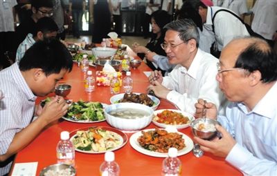 昨日中午，國臺辦主任張志軍（右二）在臺中市長胡志強(qiáng)的陪同下和盲校的孩子共進(jìn)午餐。當(dāng)晚，張志軍結(jié)束訪臺回京。 新華社發(fā)