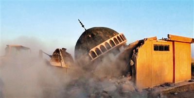 ISIS武裝人員駕駛推土機(jī)推倒一座清真寺的墻體。