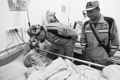 緊張的救援間隙，中國緊急救援河南基地的隊員還探望了被救的84歲老人。