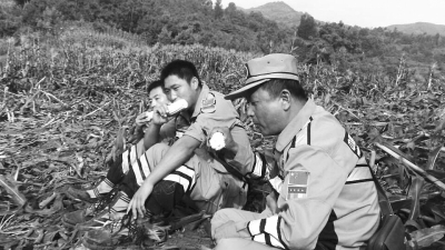 饑餓難忍，中國緊急救援河南基地的救援隊員在已毀的玉米地里撿拾生玉米吃。