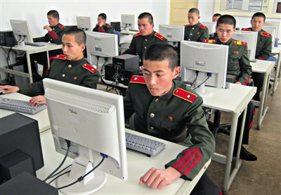 2013年4月18日，朝鮮平壤，士兵學(xué)習(xí)使用電腦。