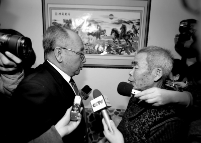 15日，內(nèi)蒙古高院副院長趙建平（左）帶隊向呼格吉勒圖父母送達再審法律文書。