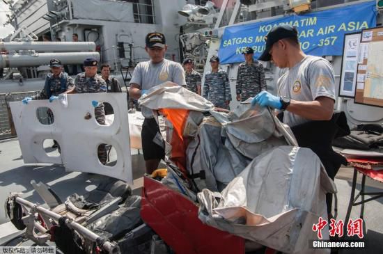 　當?shù)貢r間2015年1月5日，印尼泗水，印尼海軍展示從爪哇海中打撈到的亞航失事客機殘骸與遇難者的遺物