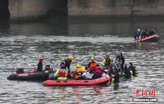 臺灣復(fù)興航空墜機(jī)事故已致39人遇難 4人失聯(lián) 臺灣復(fù)興航空墜機(jī)事故已致39人遇難 4人失聯(lián)
