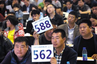 昨日，拍賣(mài)現(xiàn)場(chǎng)競(jìng)拍者舉牌競(jìng)拍。新京報(bào)記者