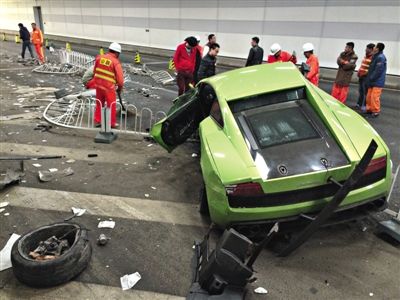 大屯路隧道內(nèi)，事故現(xiàn)場百余米長的隔離欄被撞倒，事故一側(cè)全是隔離欄以及車身的碎片。新京報記者 浦峰 攝