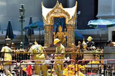 18日，泰國曼谷四面佛前，救援人員在爆炸現(xiàn)場進(jìn)行清理。四面佛附近17日晚發(fā)生爆炸，造成6名中國公民死亡，20余人受傷。