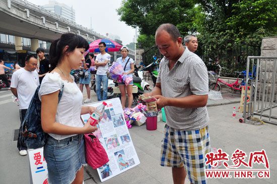 一名市民在買水。