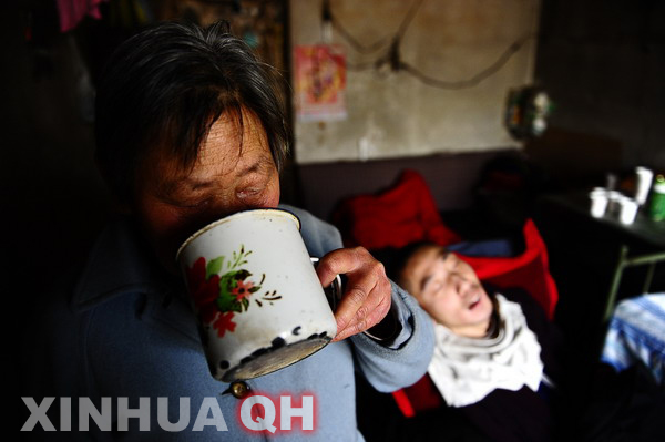 3月29日，楊林睡著了，母親邵秀景喝上一口水。