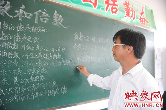 王格現(xiàn)在給5年紀(jì)的孩子們上課。