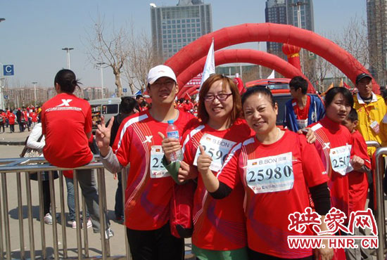 2010年，劉小琴（中）組織殘疾人朋友第一次參加鄭開馬拉松賽。